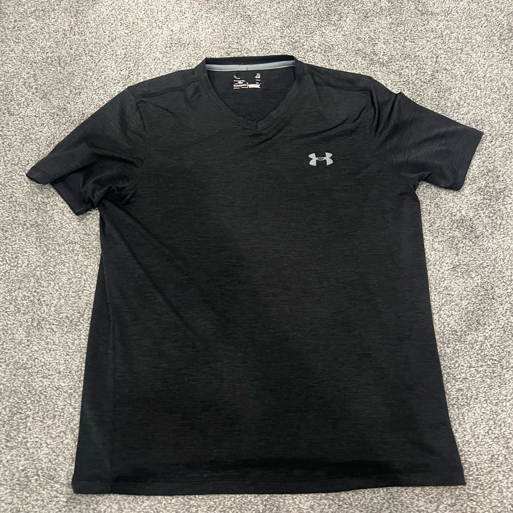 Black under armor, medium dry fit T-shirt